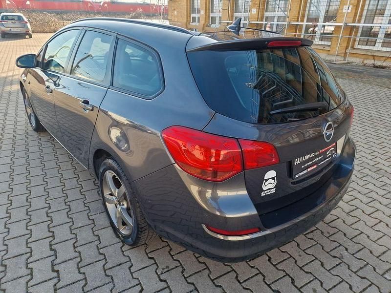 Gebraucht Opel Astra Design Edition 101 PS (74 kW) 2011 Grau Kombi