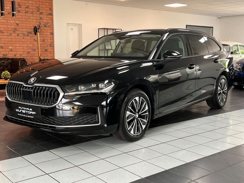 Ebony schwarz metallic Gebraucht 2024 Skoda Superb Selection Kombi | 34.990 € (Fairer Preis) - Bild 1/4