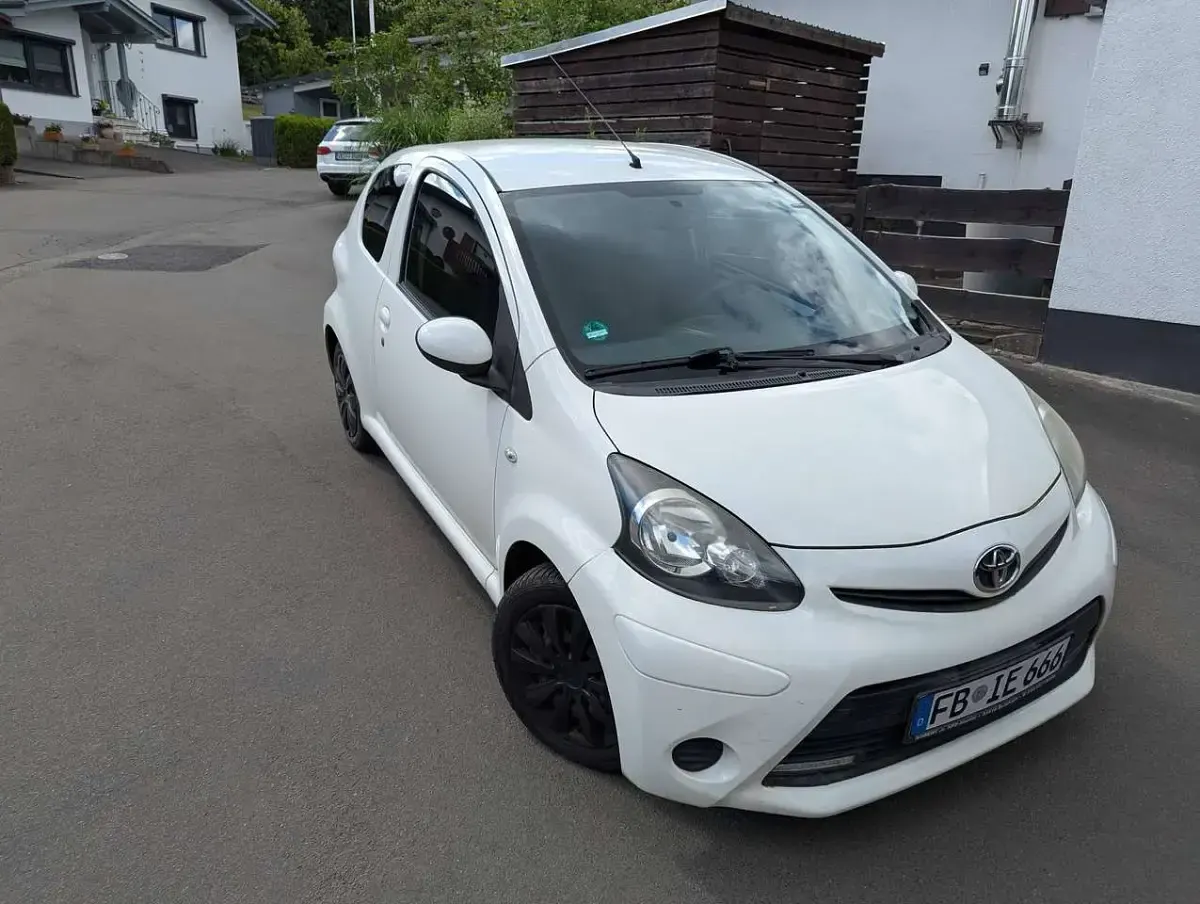 Gebraucht Toyota Aygo Edition 68 PS (50 kW) 2012 Weiß Kleinwagen