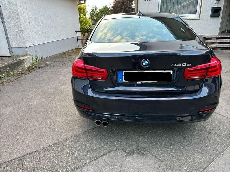 Gebraucht BMW 330e Advantage 252 PS (185 kW) 2016 Blau Limousine