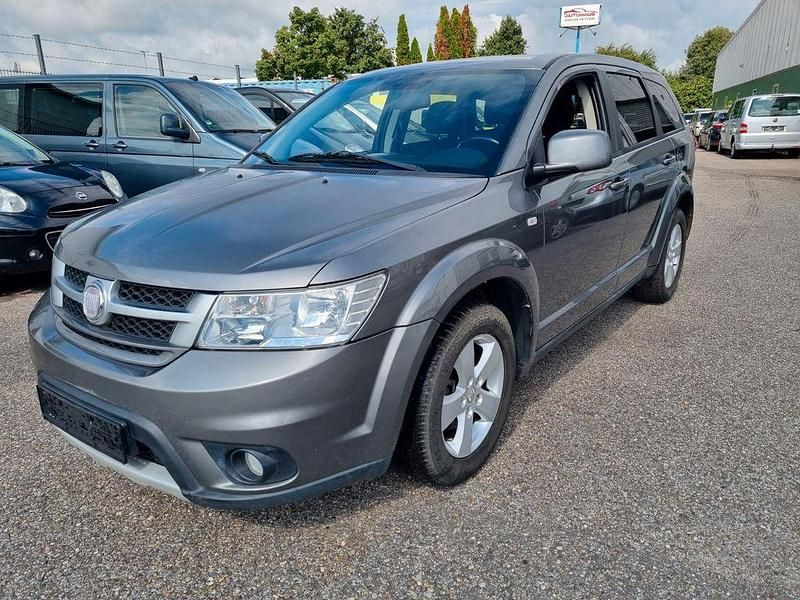 Grau Gebraucht 2011 Fiat Freemont Urban SUV | 6.990 € (Superpreis) - Bild 1/4