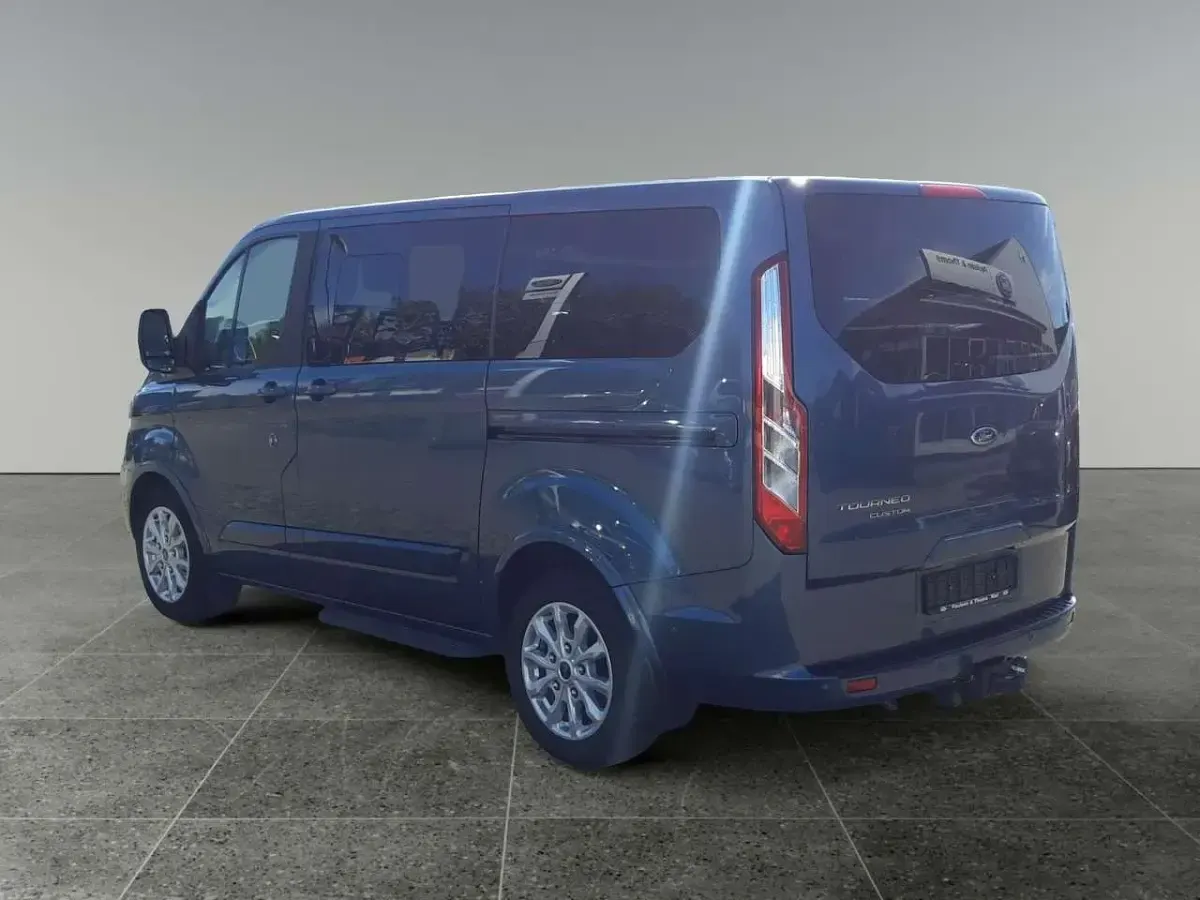 Gebraucht Ford Tourneo Custom Titanium 131 PS (96 kW) 2022 Chromablau metallic Van
