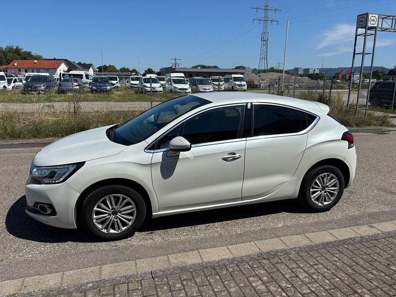 Weiß Gebraucht 2018 DS Automobiles DS4 Business Class Limousine | 7.900 € - Bild 1/4
