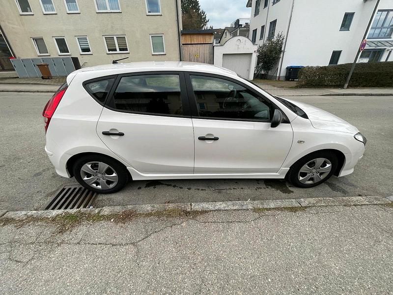 Gebraucht Hyundai i30 77 PS (56 kW) 2012 Weiß Kleinwagen