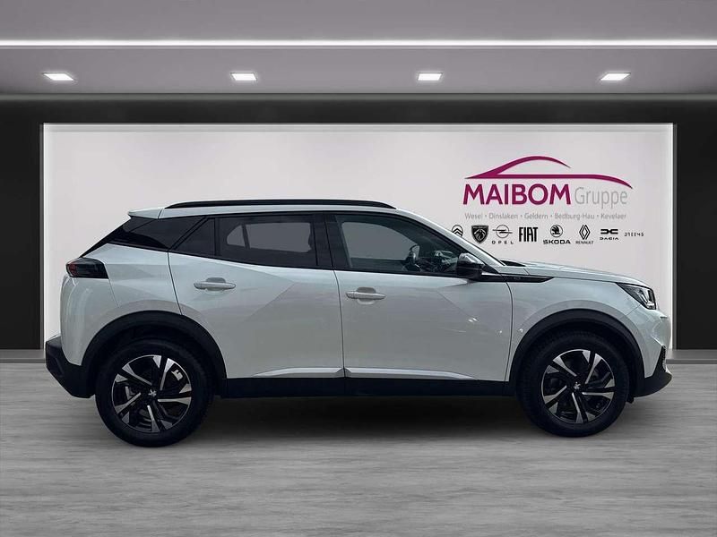 Gebraucht Peugeot e-2008 Allure 100 kW (136 PS) 2023 Perlmutt weiß SUV