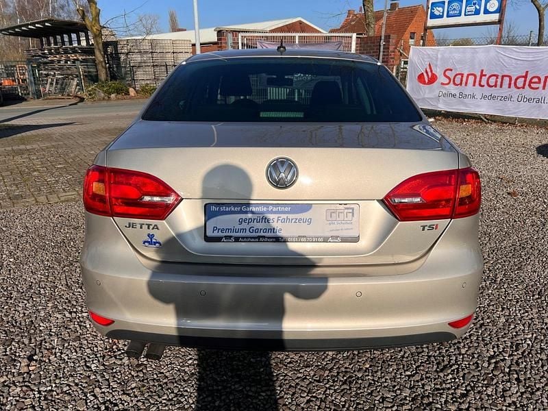 Używany VW Jetta 122 KM (89 kW) 2013 Beżowy Sedan/Limuzyna