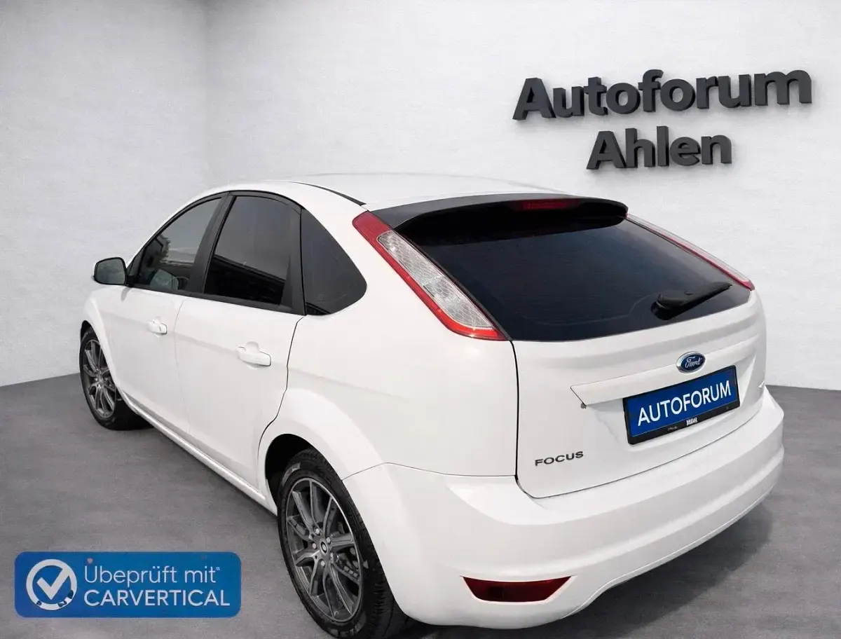 Używany Ford Focus 101 KM (74 kW) 2012 Biały Sedan/Limuzyna