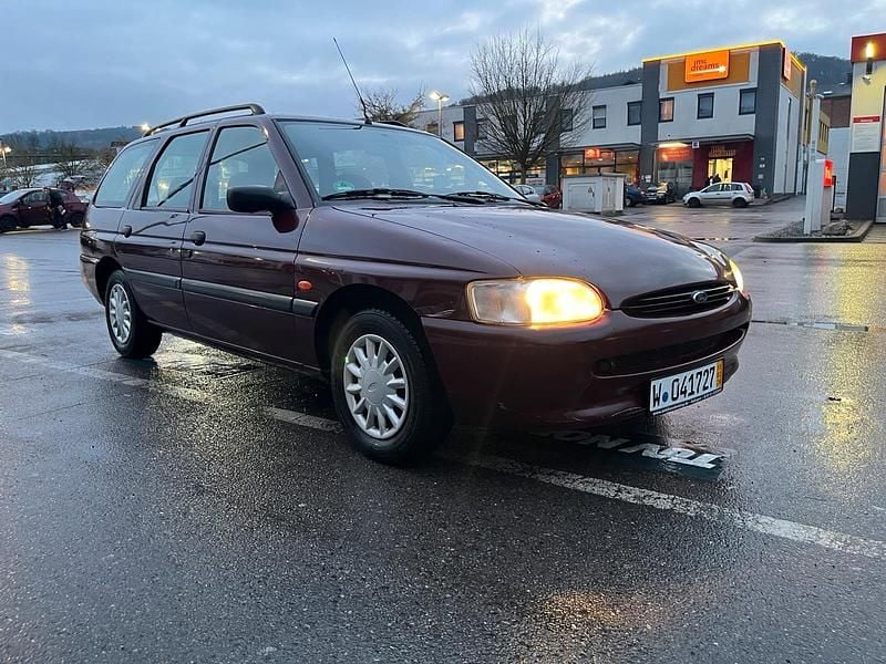 Rot Gebraucht 1995 Ford Escort Kombi | 1.949 € - Bild 1/4