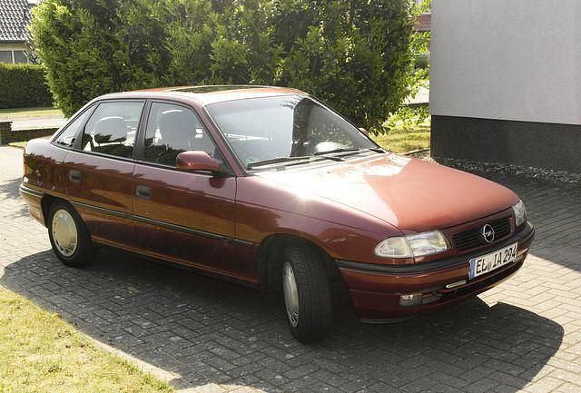 Gebraucht Opel Astra 75 PS (55 kW) 1992 Rot Limousine