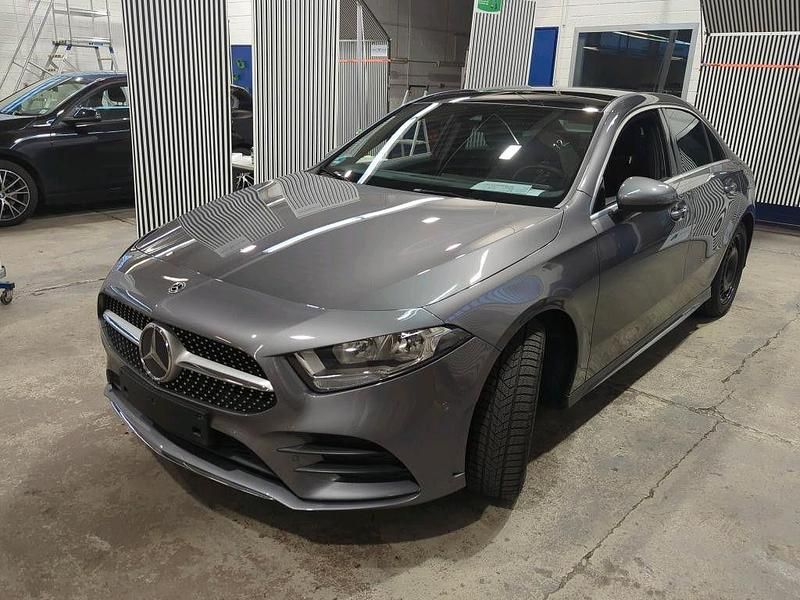 Grau Gebraucht 2022 Mercedes A250 AMG line Limousine | 27.727 € (Fairer Preis) - Bild 1/3