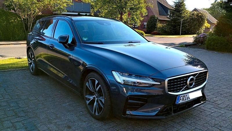 Blau Gebraucht 2020 Volvo V60 R-Design Kombi | 27.500 € (Guter Preis) - Bild 1/4
