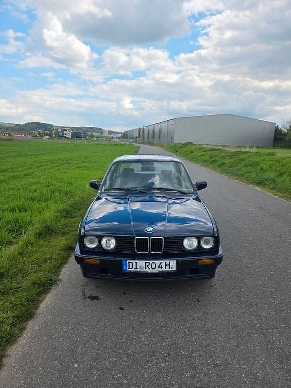 Second-hand BMW 320 129 CP (94 kW) 1987 Albastru Berlinǎ