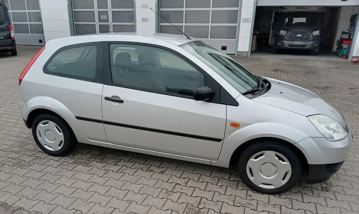 Używany Ford Fiesta 60 KM (44 kW) 2004 Srebrny Hatchback