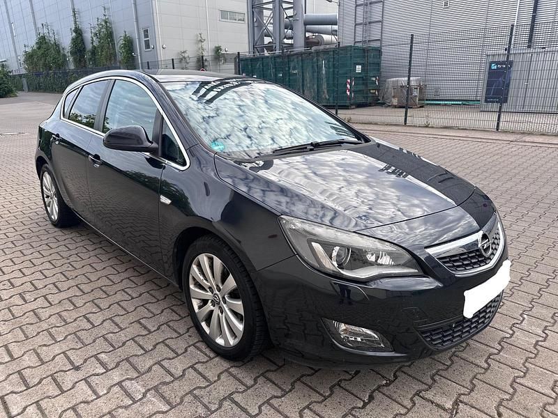 Schwarz Gebraucht 2012 Opel Astra Limousine | 4.450 € (Fairer Preis) - Bild 1/4