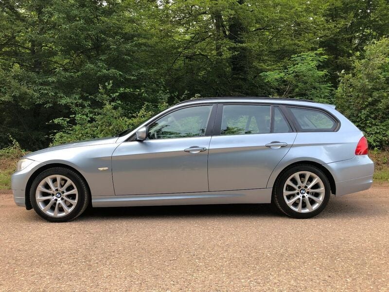 Blau Gebraucht 2012 BMW 318 Lifestyle Kombi | 5.199 € (Fairer Preis) - Bild 1/4