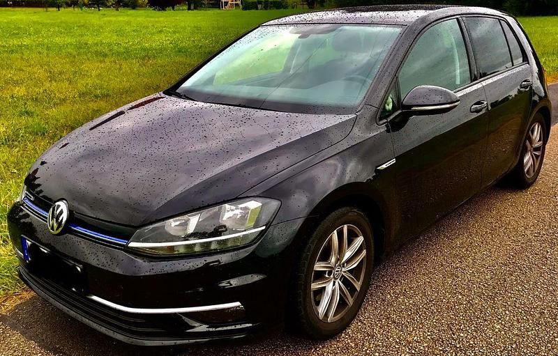 Schwarz Gebraucht 2019 VW Golf VII Trendline Limousine | 11.900 € (Superpreis) - Bild 1/4