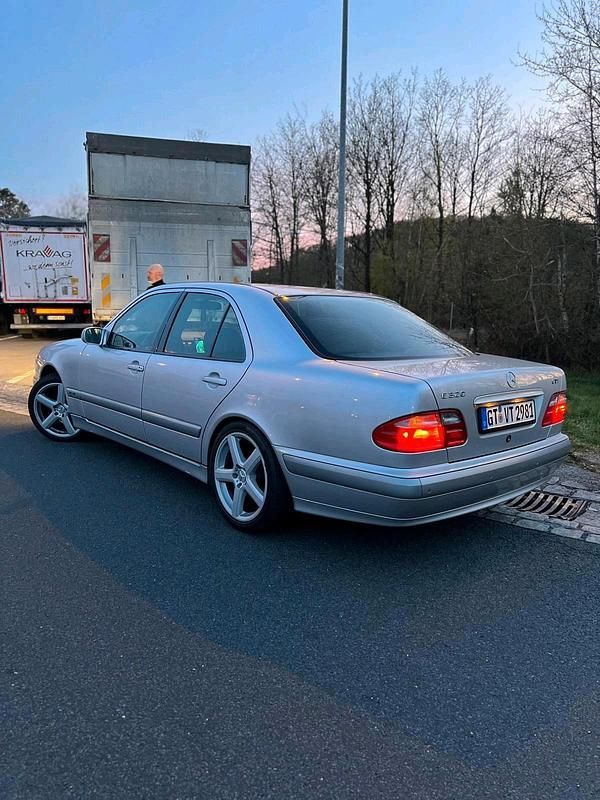 Silber Gebraucht 2000 Mercedes E320 Limousine | 8.500 € (Teuer) - Bild 1/4