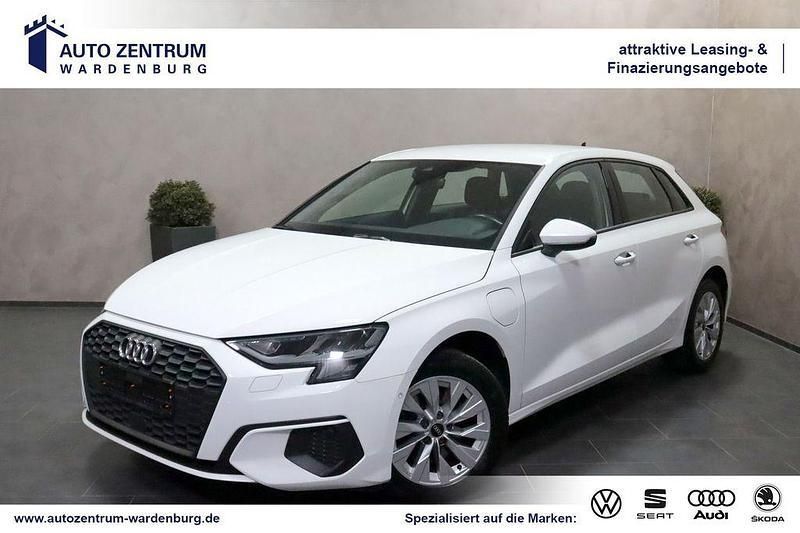 Ibisweiß Gebraucht 2021 Audi A3 Sportback e-tron Comfort Limousine | 21.950 € (Fairer Preis) - Bild 1/4