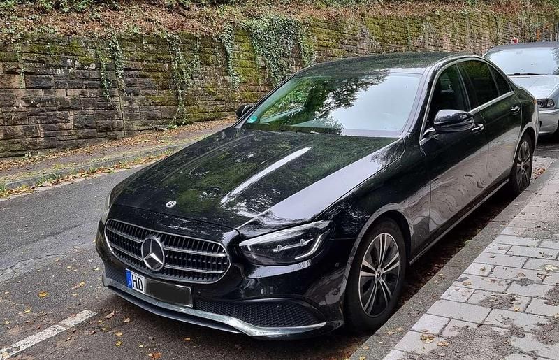 Schwarz Gebraucht 2020 Mercedes E220 Avantgarde Limousine | 21.000 € (Superpreis) - Bild 1/4
