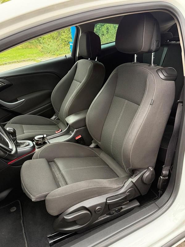 Gebraucht Opel Astra GTC Edition 140 PS (102 kW) 2011 Weiß Coupé