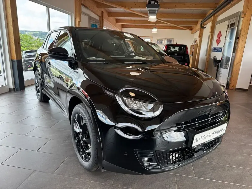Neu Fiat 600 Sport 145 PS (106 kW) 2026 Schwarz SUV