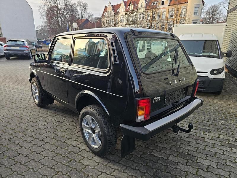 Gebraucht Lada niva 83 PS (61 kW) 2025 Schwarz (672) SUV