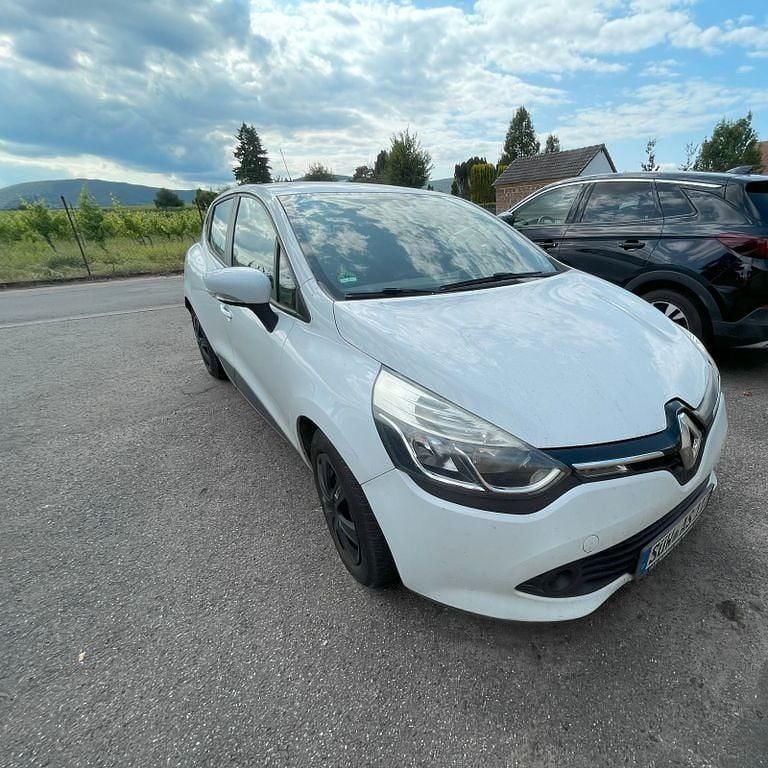 Weiß Gebraucht 2014 Renault Clio IV Dynamique Limousine | 4.980 € (Guter Preis) - Bild 1/4
