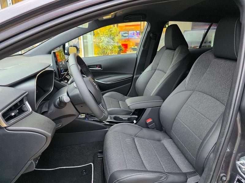 Neu Toyota Corolla 98 PS (72 kW) 2025 Grau Kombi