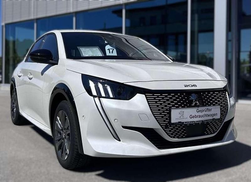 Perlmut weiss Gebraucht 2022 Peugeot e-208 GT Kleinwagen | 21.800 € (Teuer) - Bild 1/4