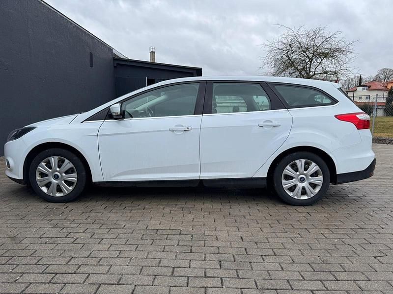 Gebraucht Ford Focus 101 PS (74 kW) 2013 Weiß Kombi