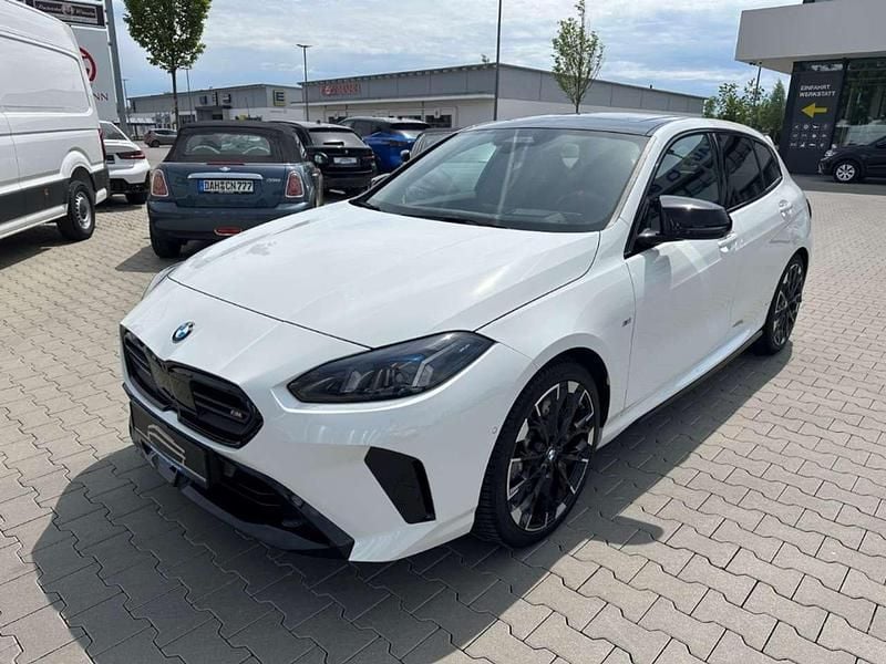Alpinweiss iii Gebraucht 2024 BMW 135 M Sport Kleinwagen | 44.900 € (Teuer) - Bild 1/4