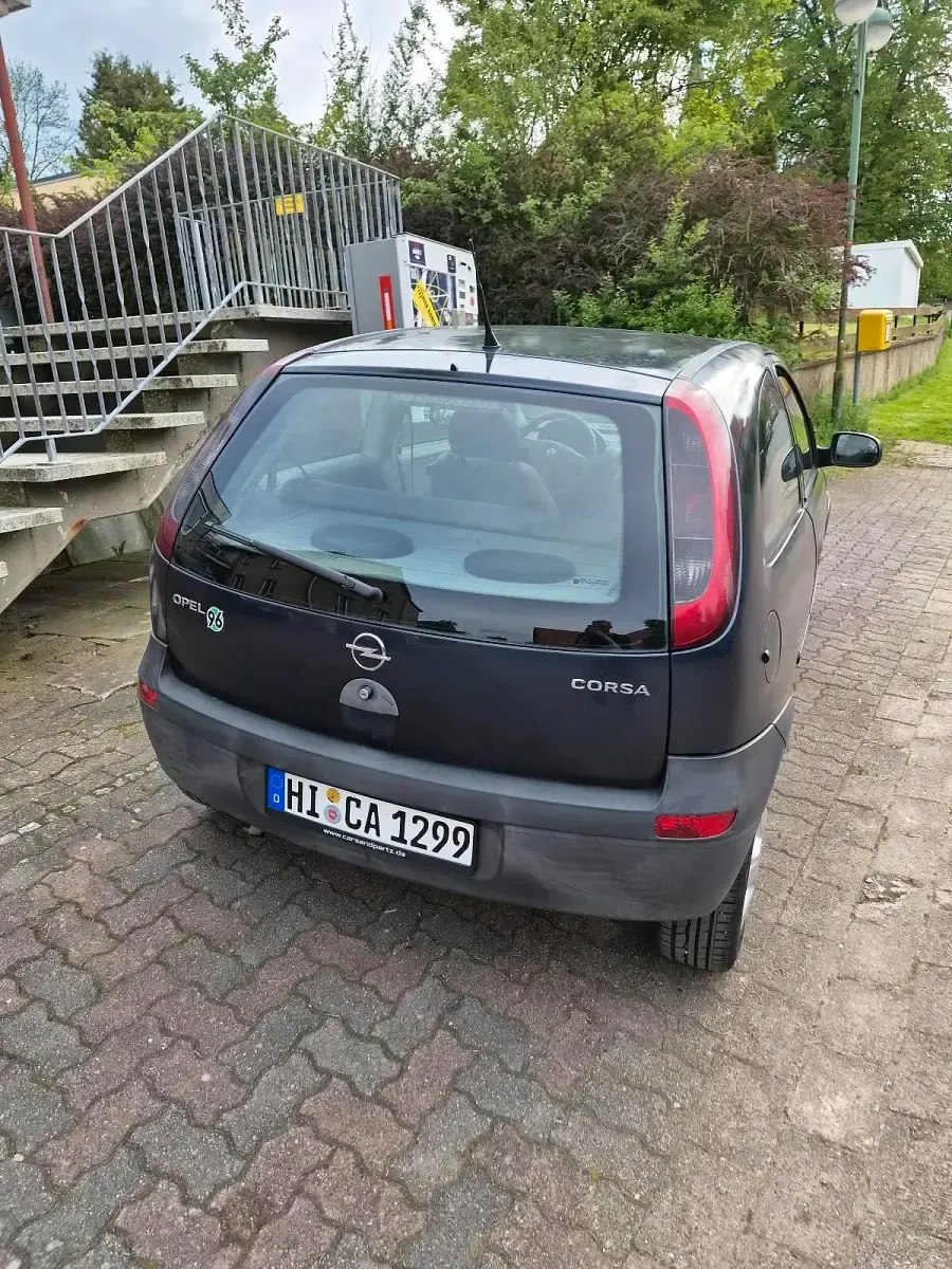Używany Opel Corsa 58 KM (42 kW) 2002 Niebieski Hatchback
