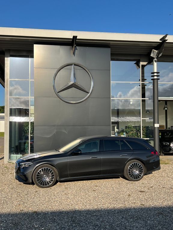 Grau Gebraucht 2024 Mercedes E220 AMG Limousine | 52.850 € (Teuer) - Bild 1/4