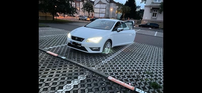 Weiß Gebraucht 2013 Seat Leon SC FR Kleinwagen | 5.800 € (Guter Preis) - Bild 1/4