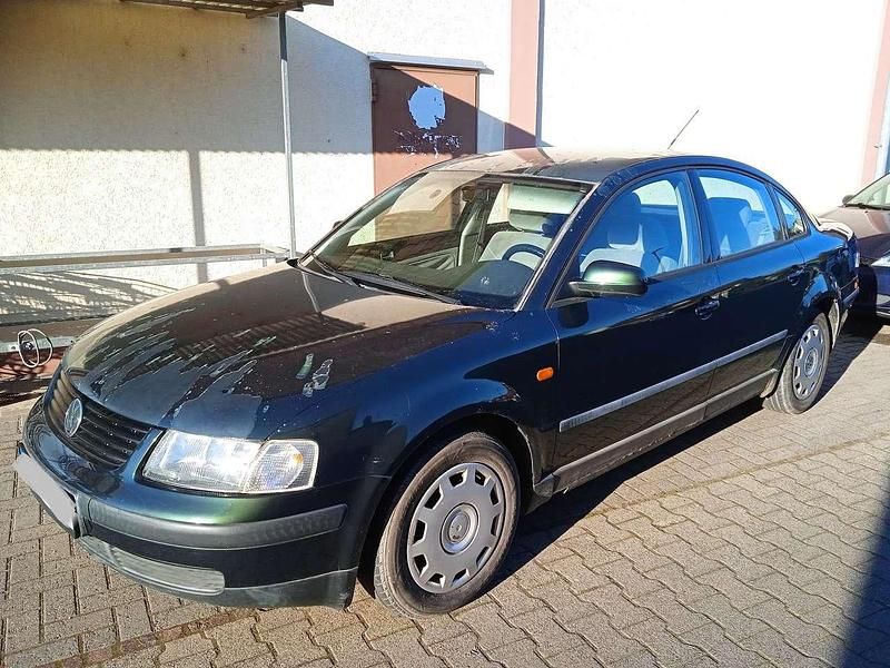 Grün Gebraucht 1998 VW Passat Limousine | 1.485 € (Fairer Preis) - Bild 1/4