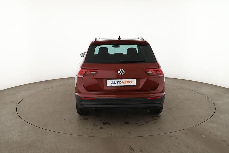Second-hand VW Tiguan Comfortline 116 CP (85 kW) 2018 Roșu SUV