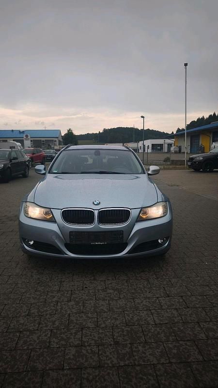 Blau Gebraucht 2012 BMW 318 Kombi | 8.900 € - Bild 1/4