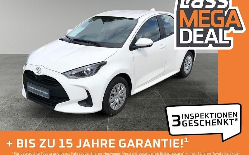 Weiß Gebraucht 2022 Toyota Yaris Comfort Limousine | 12.980 € (Fairer Preis) - Bild 1/4
