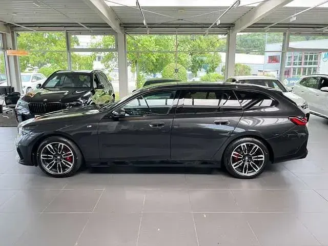 Gebraucht BMW 520 M Sport 197 PS (144 kW) 2024 Sophistograu brillanteffekt Kombi