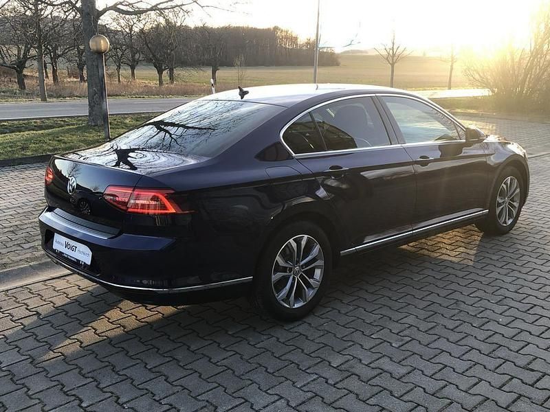 Gebraucht VW Passat Highline 150 PS (110 kW) 2019 Atlantik blue metallic Limousine