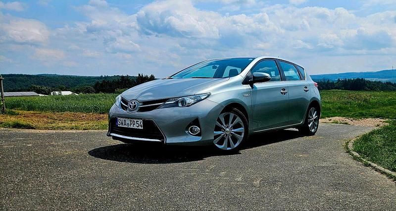 Silber Gebraucht 2015 Toyota Auris Hybrid Limousine | 10.000 € (Fairer Preis) - Bild 1/4