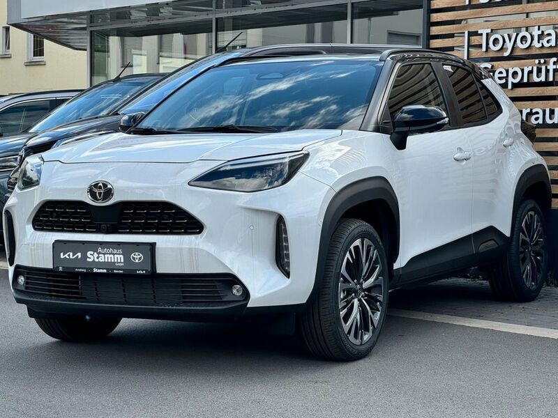 Grau Neu 2025 Toyota Yaris Cross Plus SUV | 36.490 € - Bild 1/4