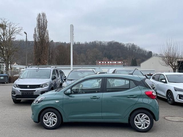 Gebraucht Hyundai i10 Select 67 PS (49 kW) 2022 Grün Kleinwagen