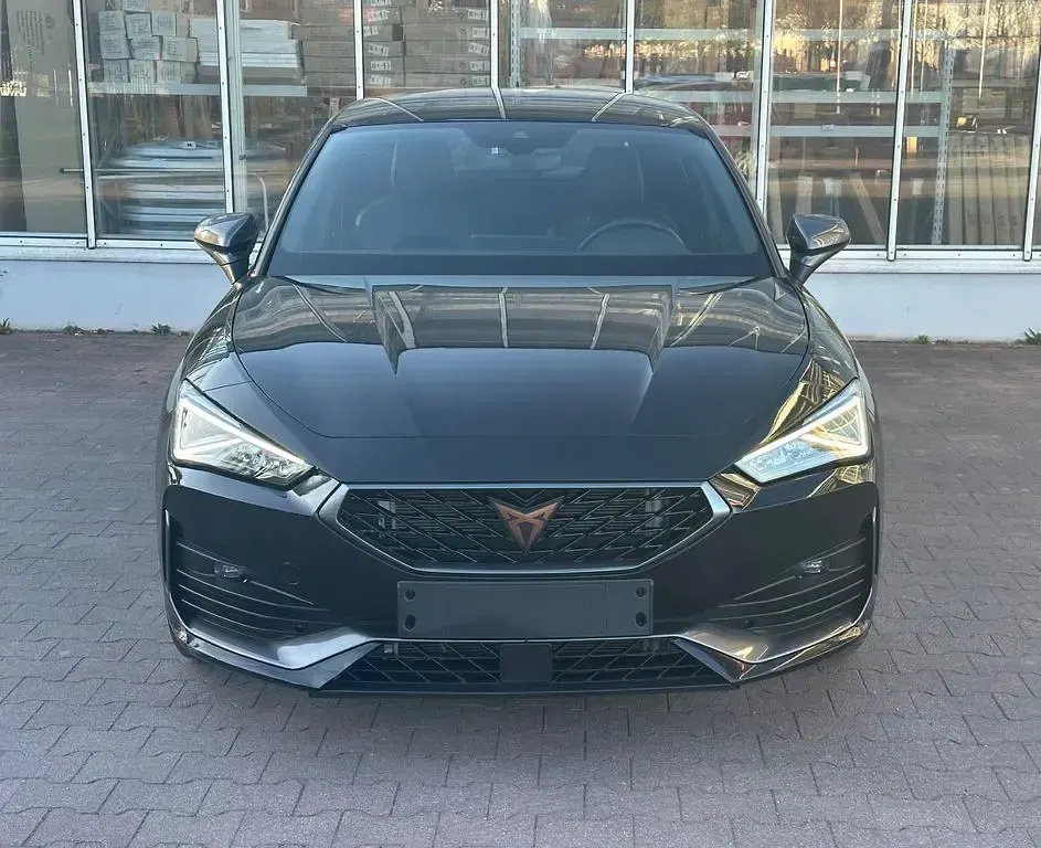 Używany Cupra Leon Basis 150 KM (110 kW) 2024 Czarny Sedan/Limuzyna
