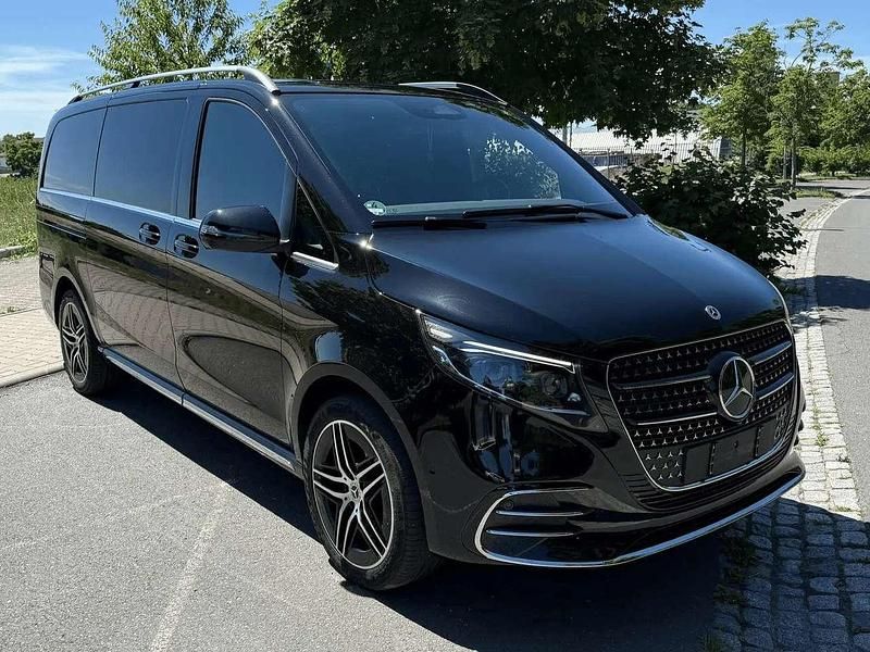 Schwarz Gebraucht 2024 Mercedes V300 Avantgarde Van / Kleinbus | 65.999 € (Guter Preis) - Bild 1/4
