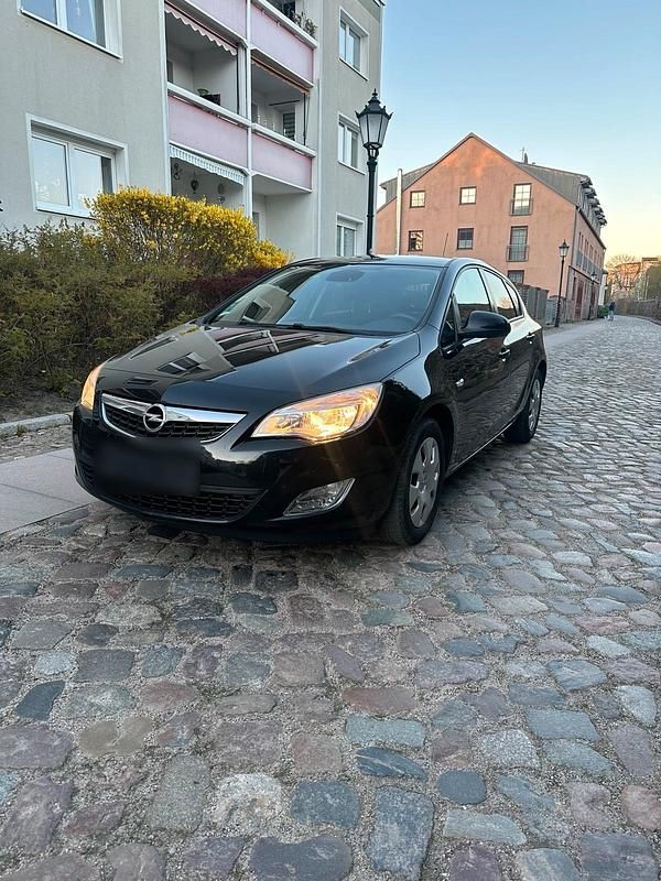 Gebraucht Opel Astra 140 PS (102 kW) 2011 Schwarz Limousine
