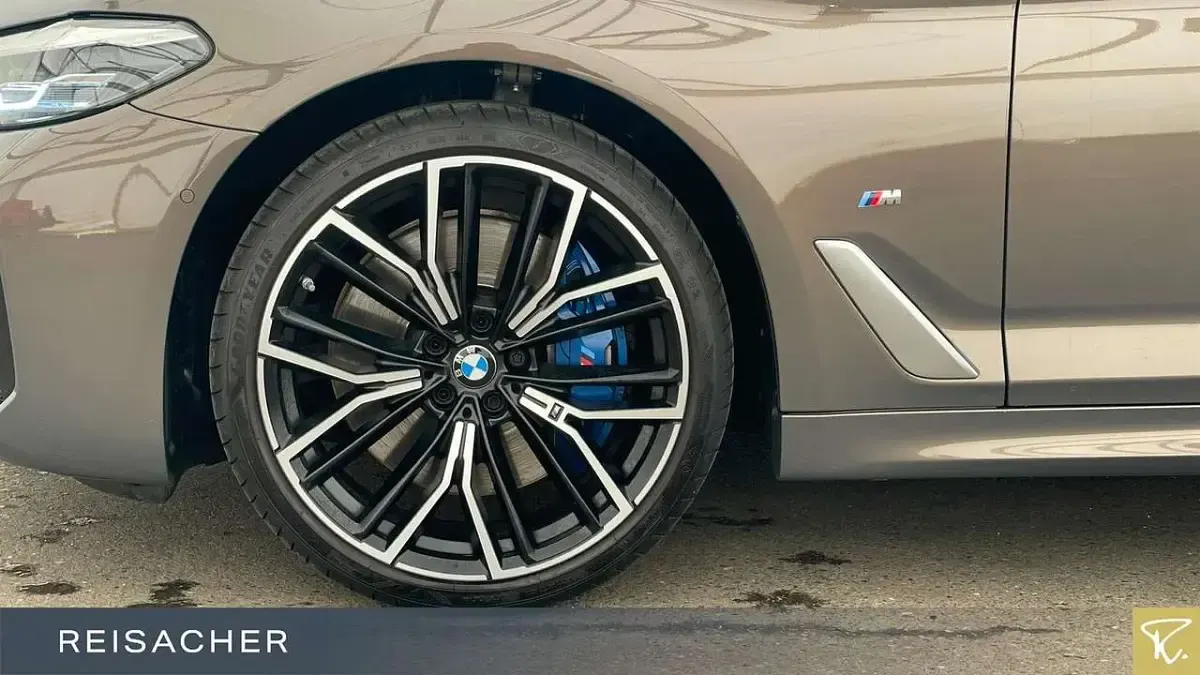 Gebraucht BMW 540 Efficient Dynamics 340 PS (250 kW) 2023 Bmw individual alvitgrau metall Kombi