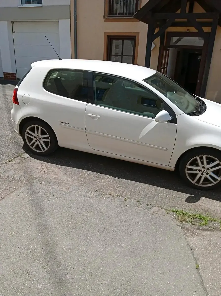 Gebraucht VW Golf V 102 PS (75 kW) 2008 Weiß Kleinwagen