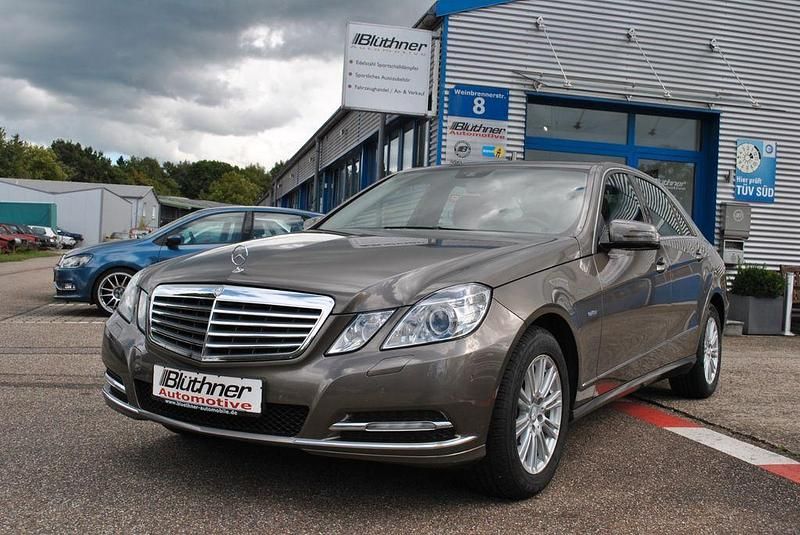 Grau Gebraucht 2011 Mercedes E200 Elegance Limousine | 8.990 € (Guter Preis) - Bild 1/4