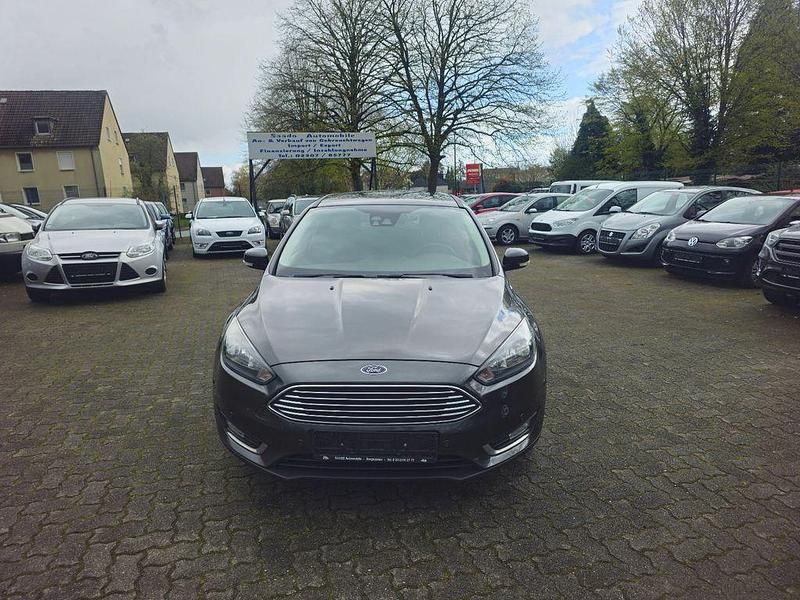 Gebraucht Ford Focus Titanium 120 PS (88 kW) 2016 Grau Limousine